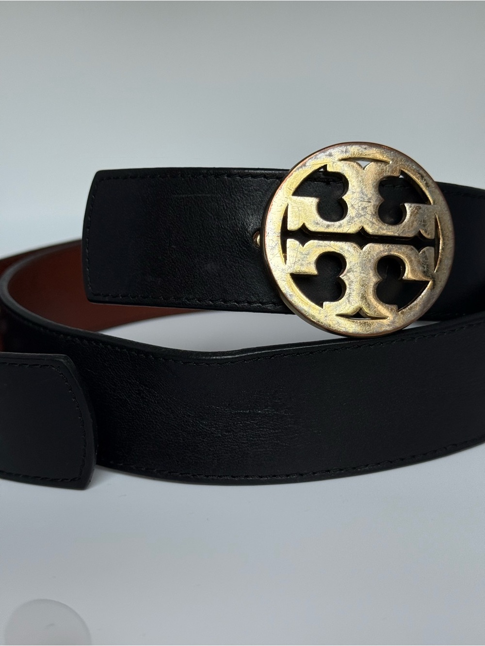 Tory Burch Reversible Leather Belt – Black/Brown | Gold Logo Buckle - Picture 4 of 10